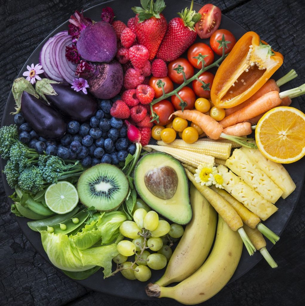 Porção de frutas e vegetais que fazem bem pra saúde da pele